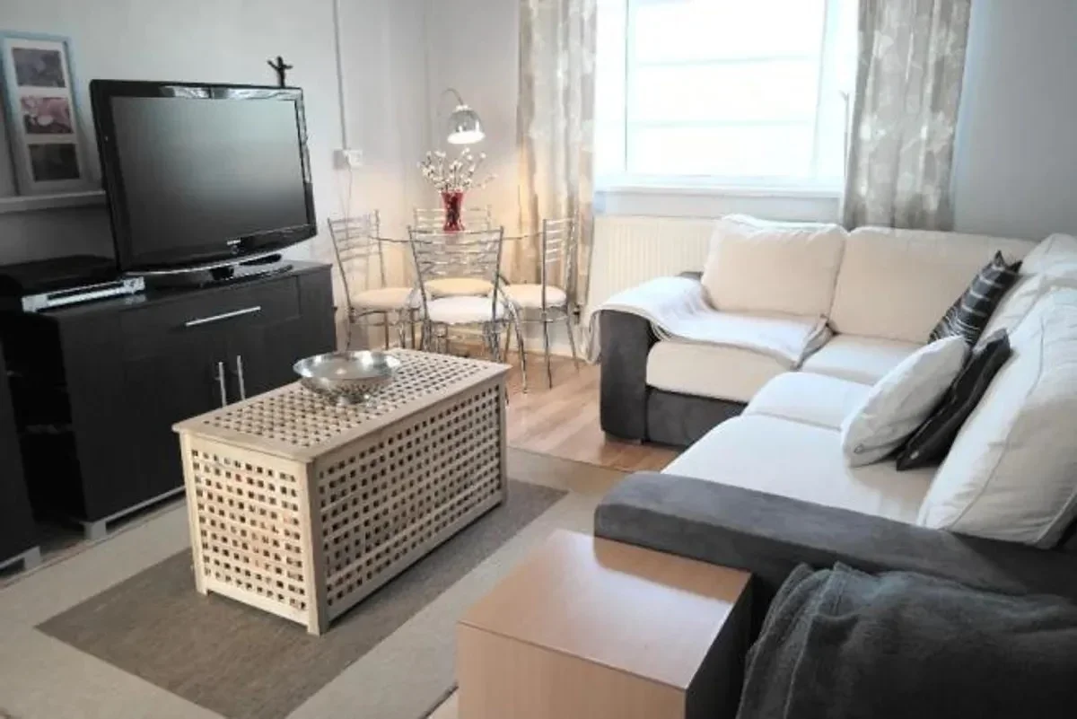 Flat Gunnersbury Court in Greater London