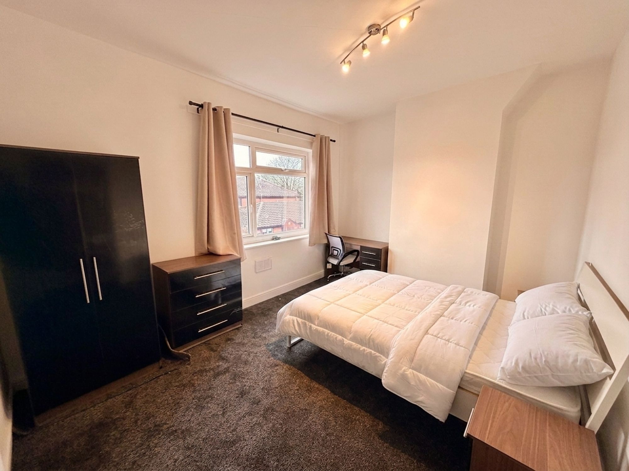 Flat Kingswood Road in Manchester