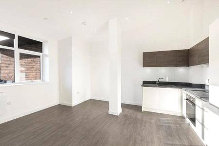 Flat Knoll Road in Surrey Heath