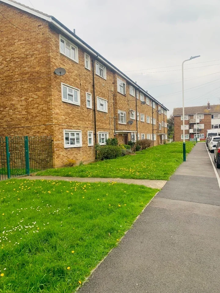 Flat Rush Green Gardens in Greater London