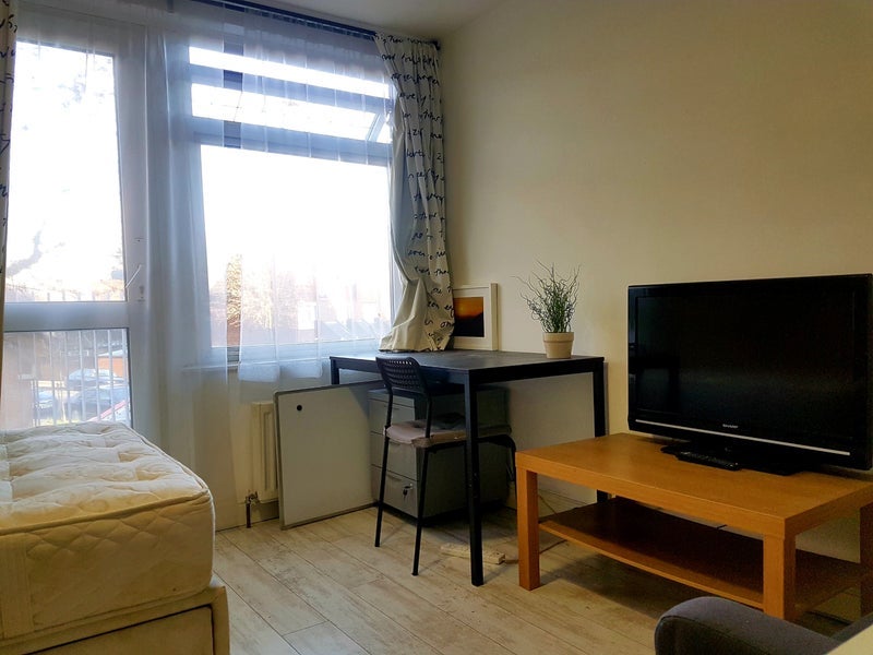 Room Burness Close in Greater London