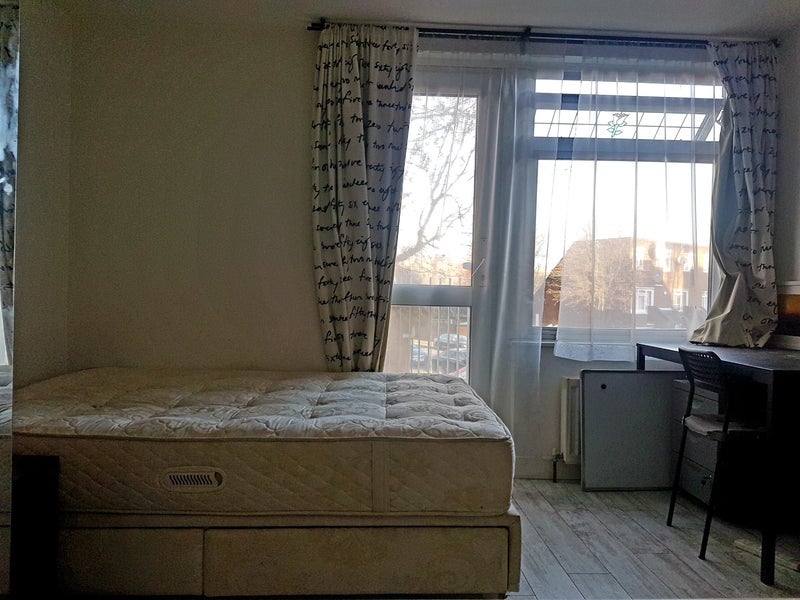 Room Burness Close in Greater London