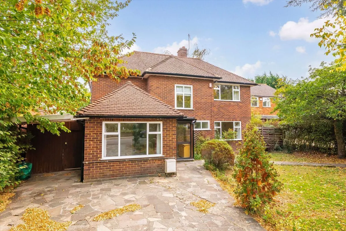 House Pinn Way in Greater London