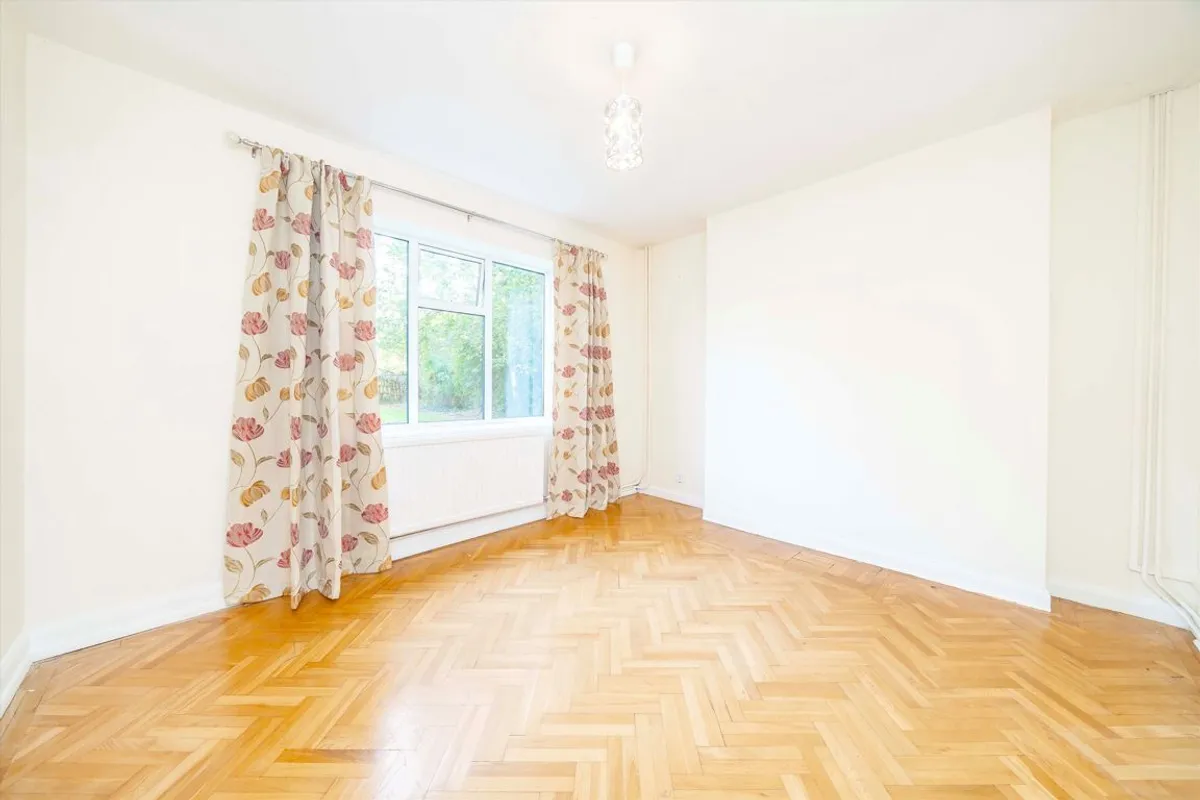 House Pinn Way in Greater London