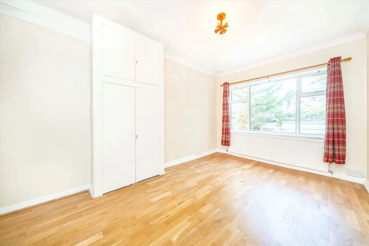 House Pinn Way in Greater London