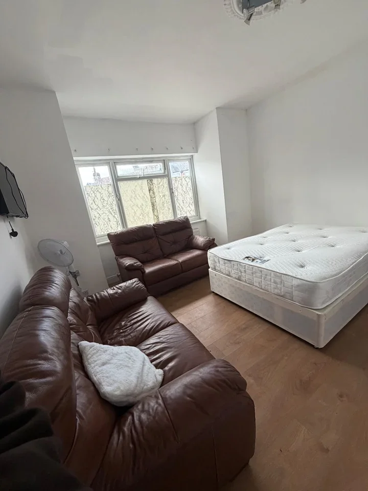 Room Grange Park Road in Greater London