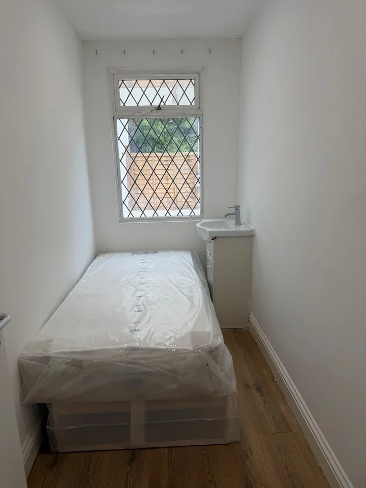 Room Grange Park Road in Greater London