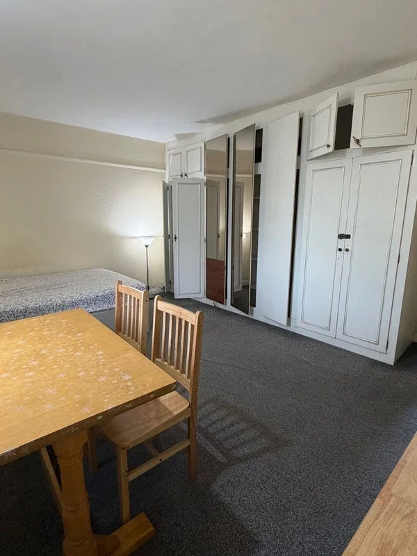 Room Bath Road in Greater London
