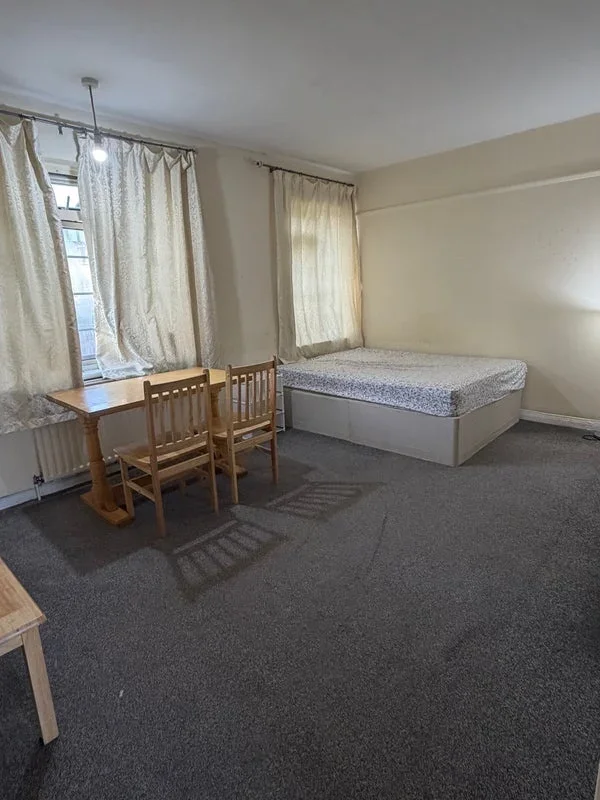 Room Bath Road in Greater London