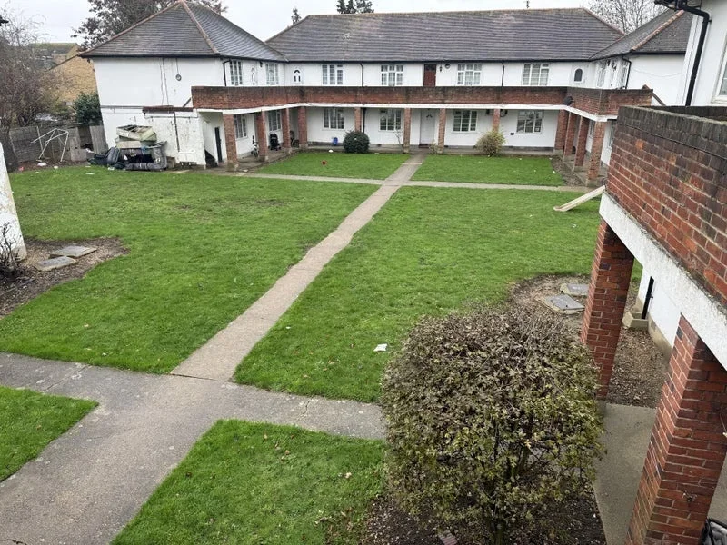 Room Bath Road in Greater London