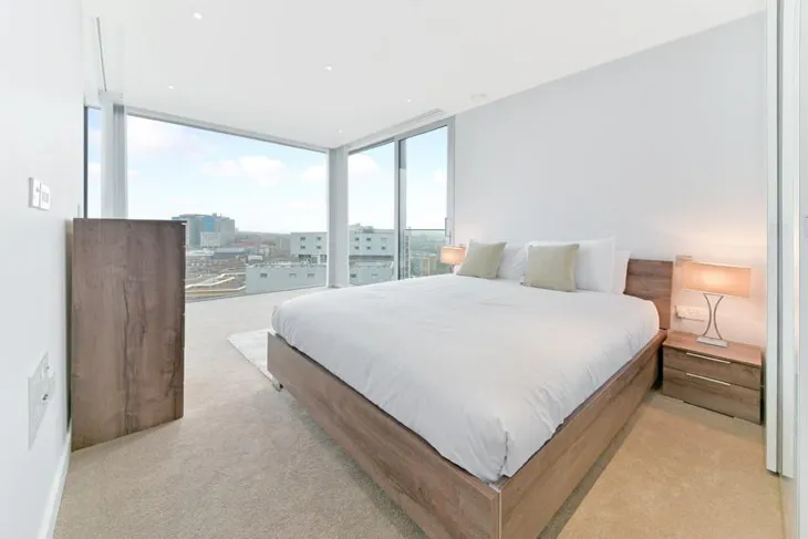 Flat Alie Street in Greater London