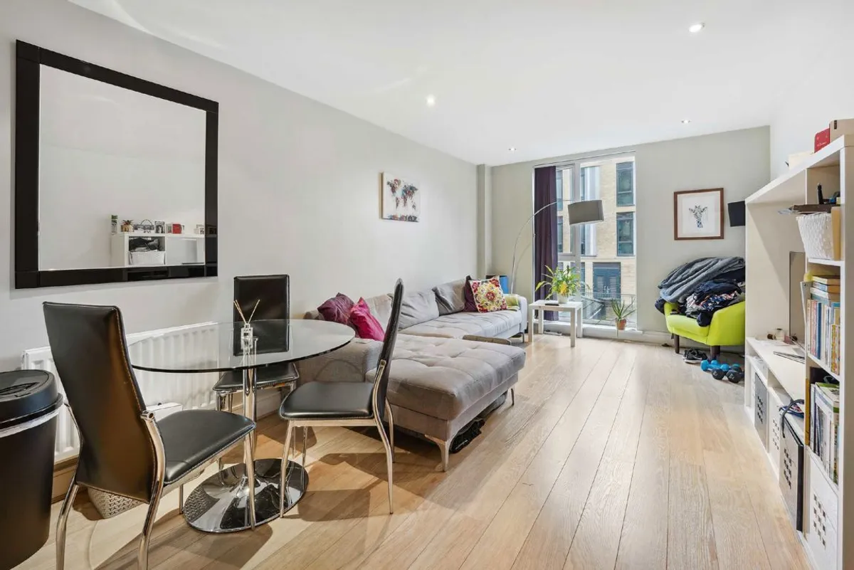 Flat Eltringham Street in Greater London