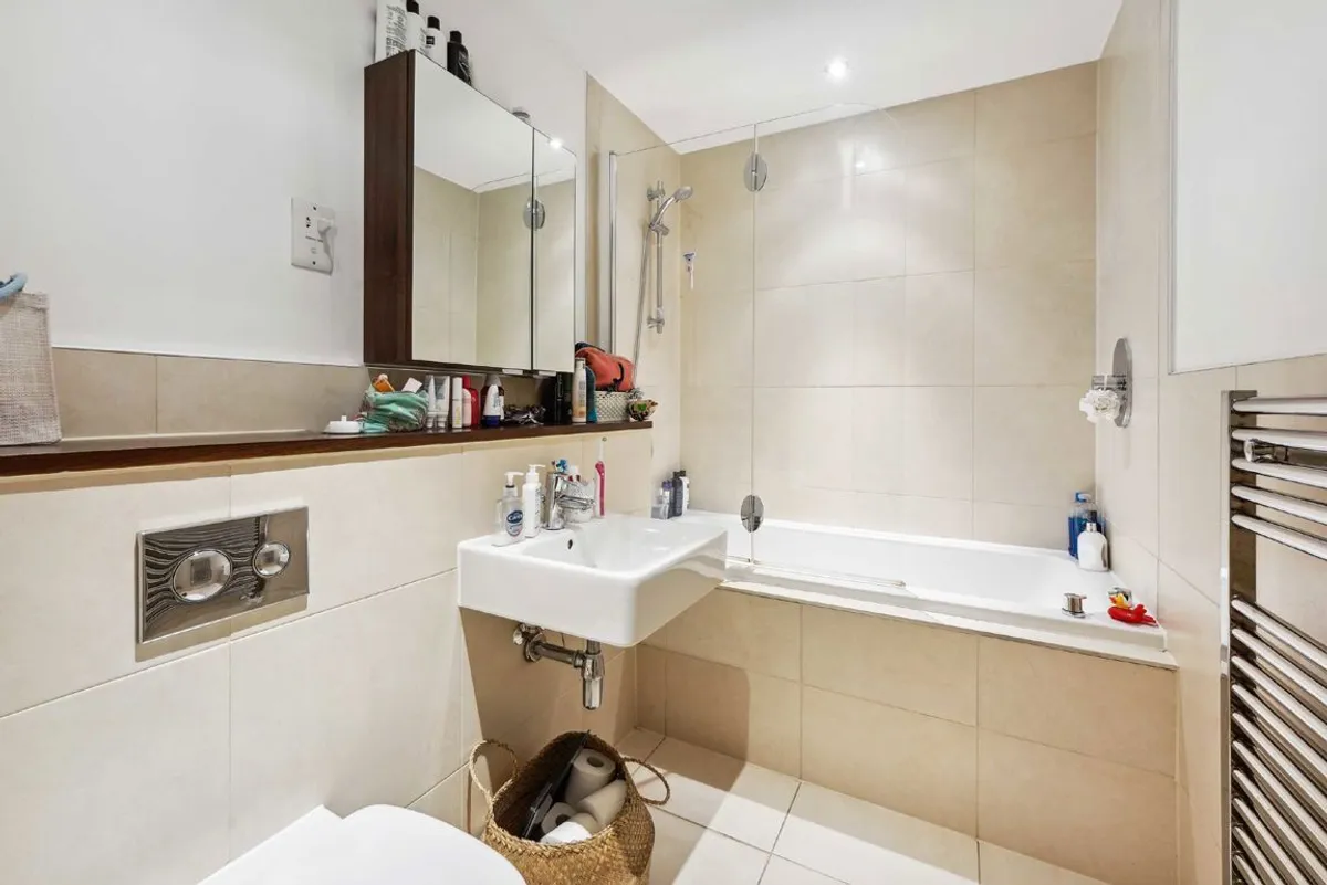 Flat Eltringham Street in Greater London