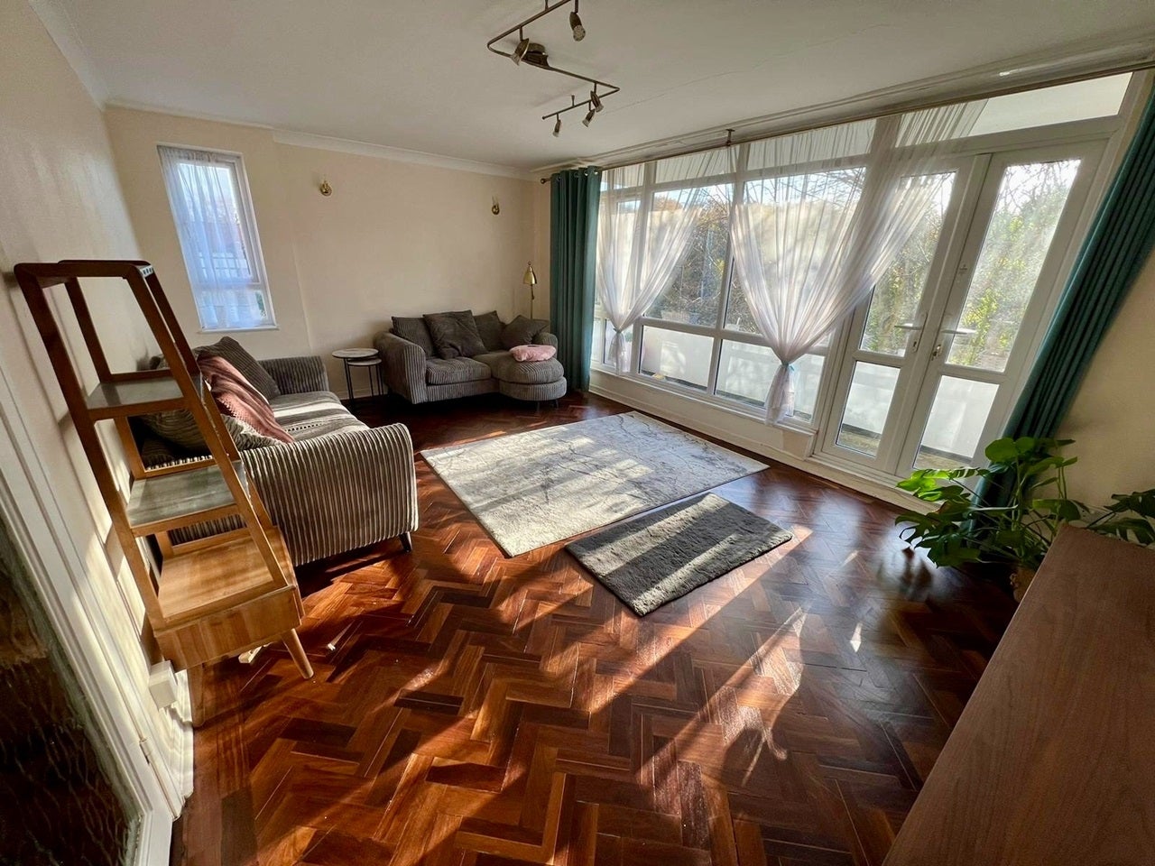 Flat Crescent West in Greater London