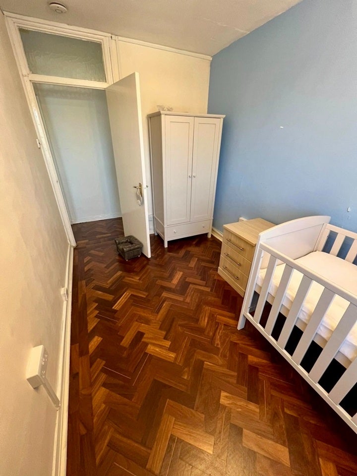 Flat Crescent West in Greater London