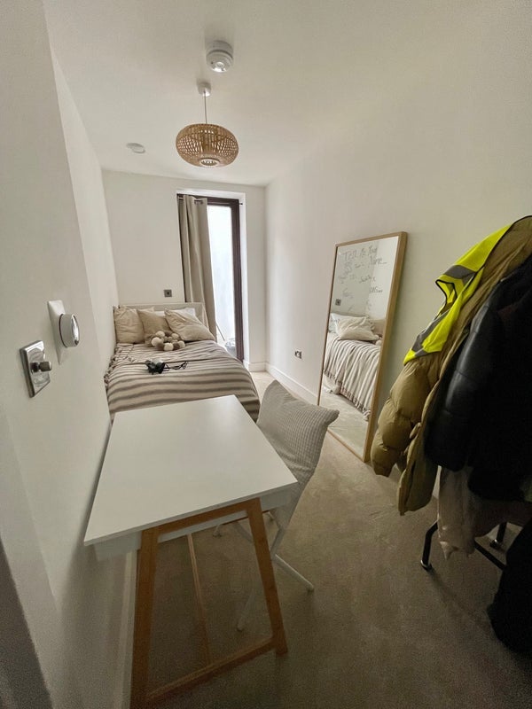 Room High Road in Greater London