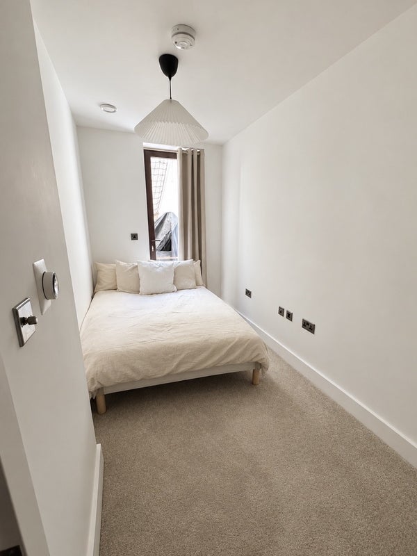 Room High Road in Greater London