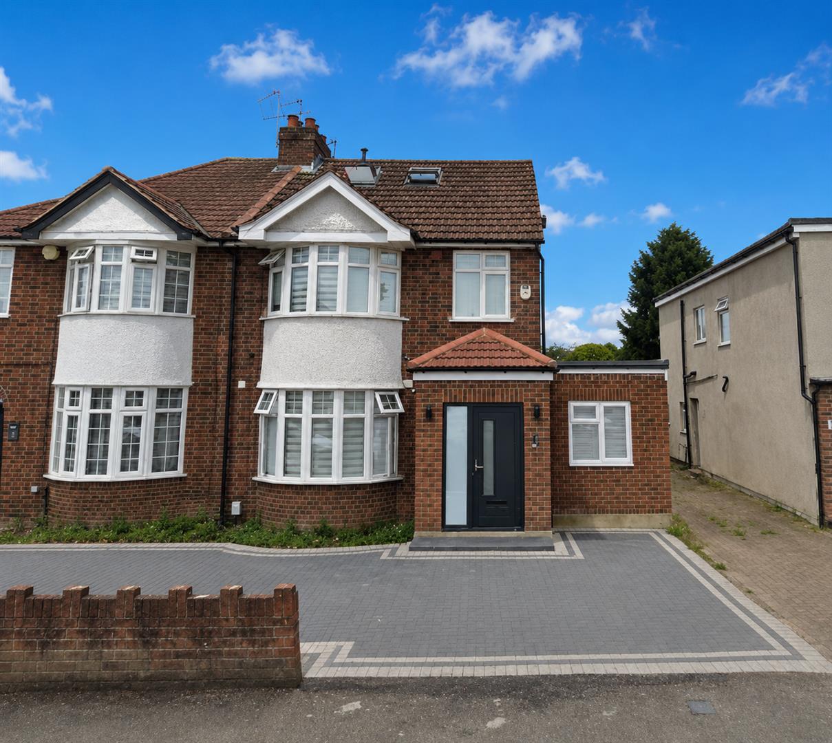 Flat Clammas Way in Greater London