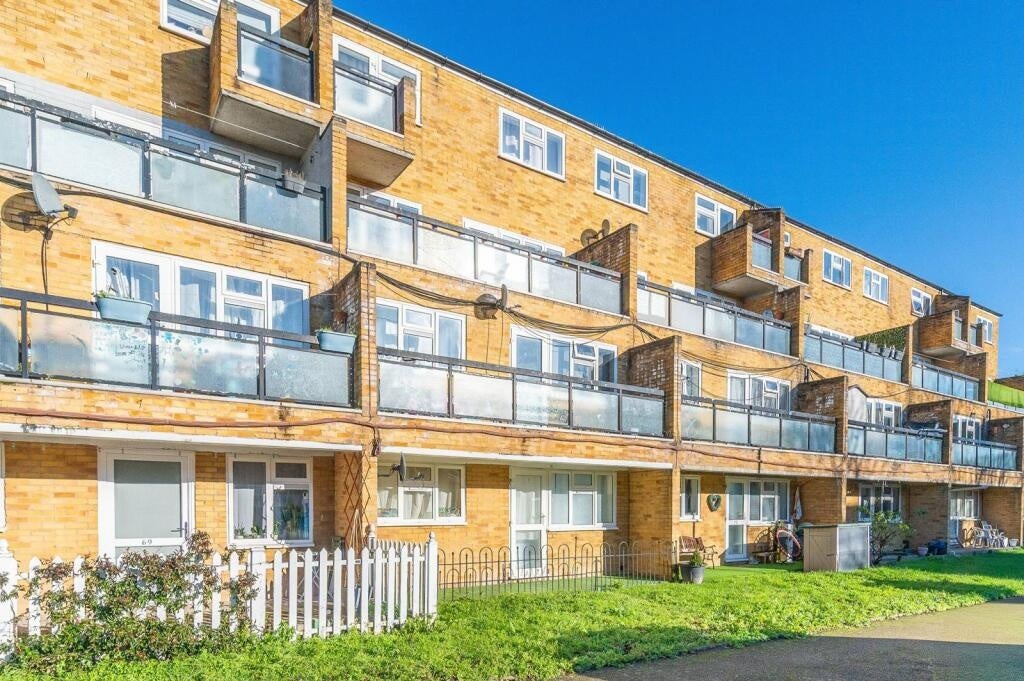 Flat Bredhurst Close in Greater London