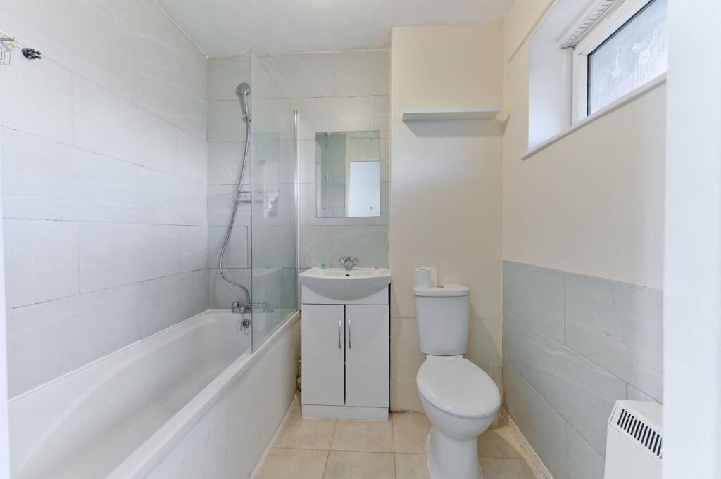 Flat Bredhurst Close in Greater London