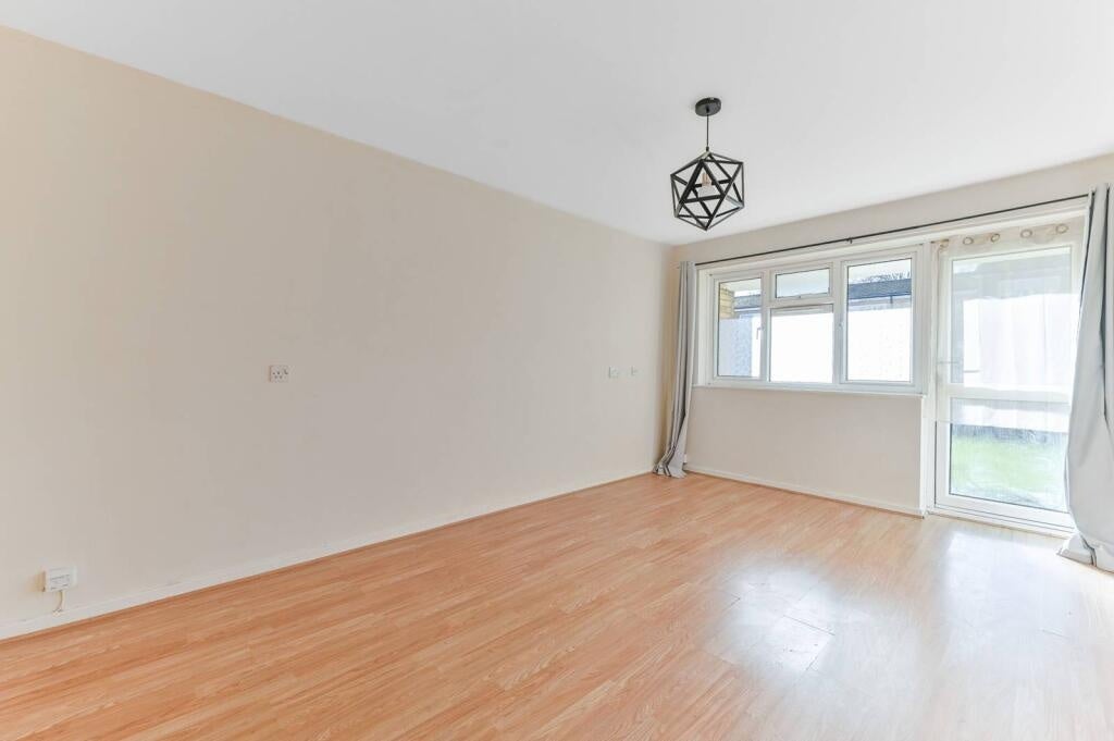 Flat Bredhurst Close in Greater London