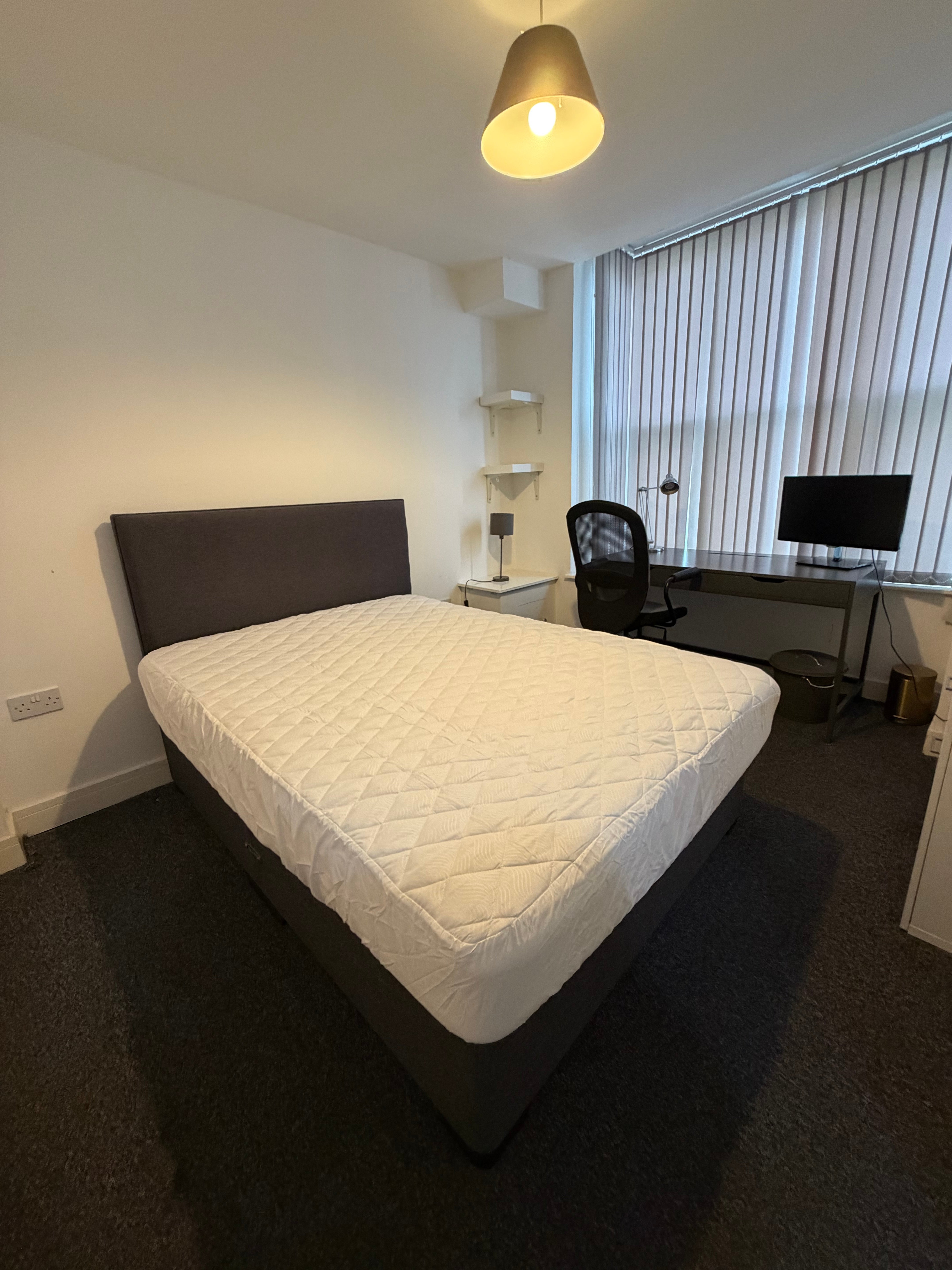 Room Dawlish Road in Birmingham