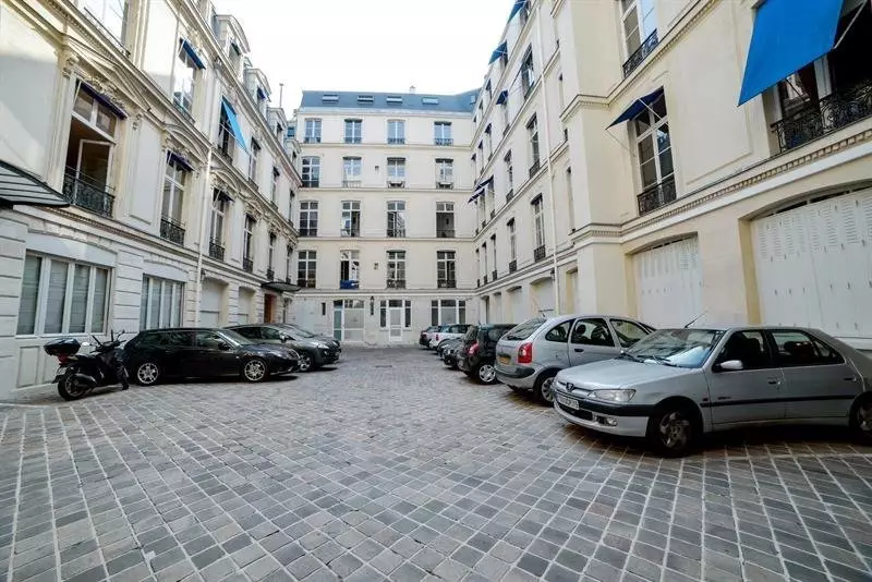 Flat Rue Lincoln in Paris