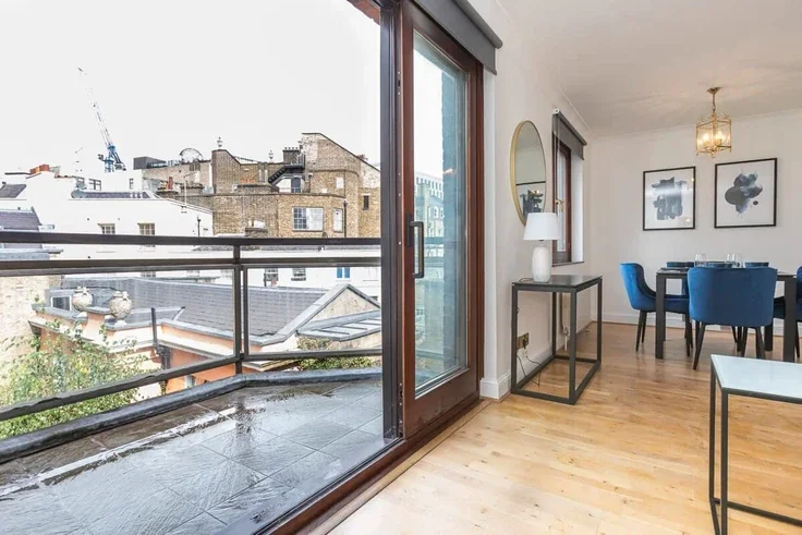 Flat Brook's Mews in City of Westminster
