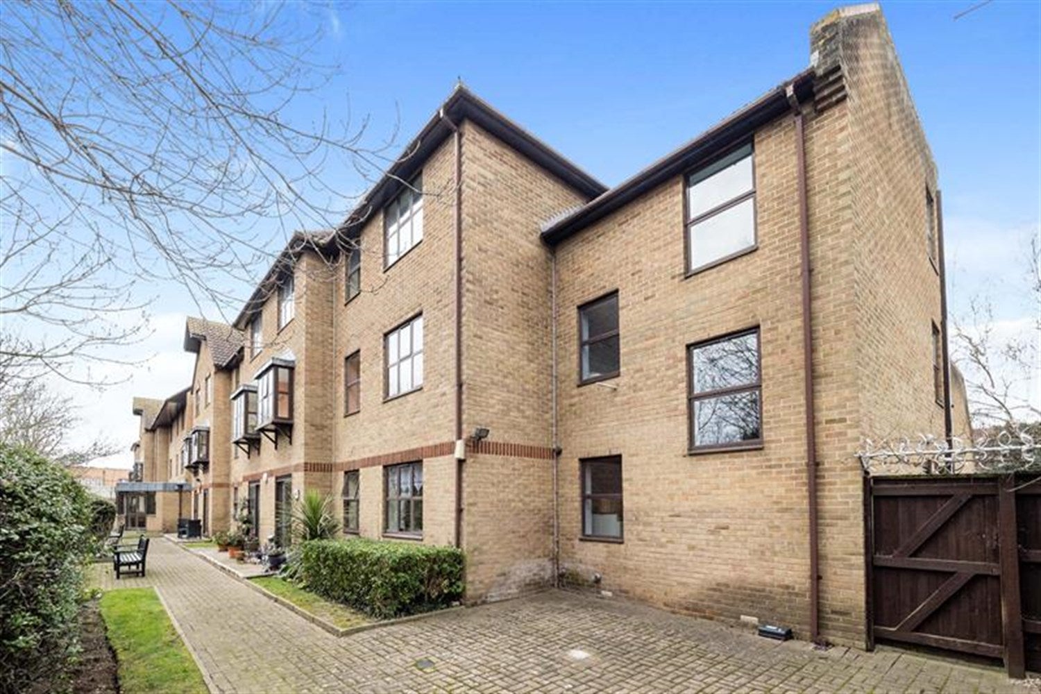 Flat Anne Mews in Greater London