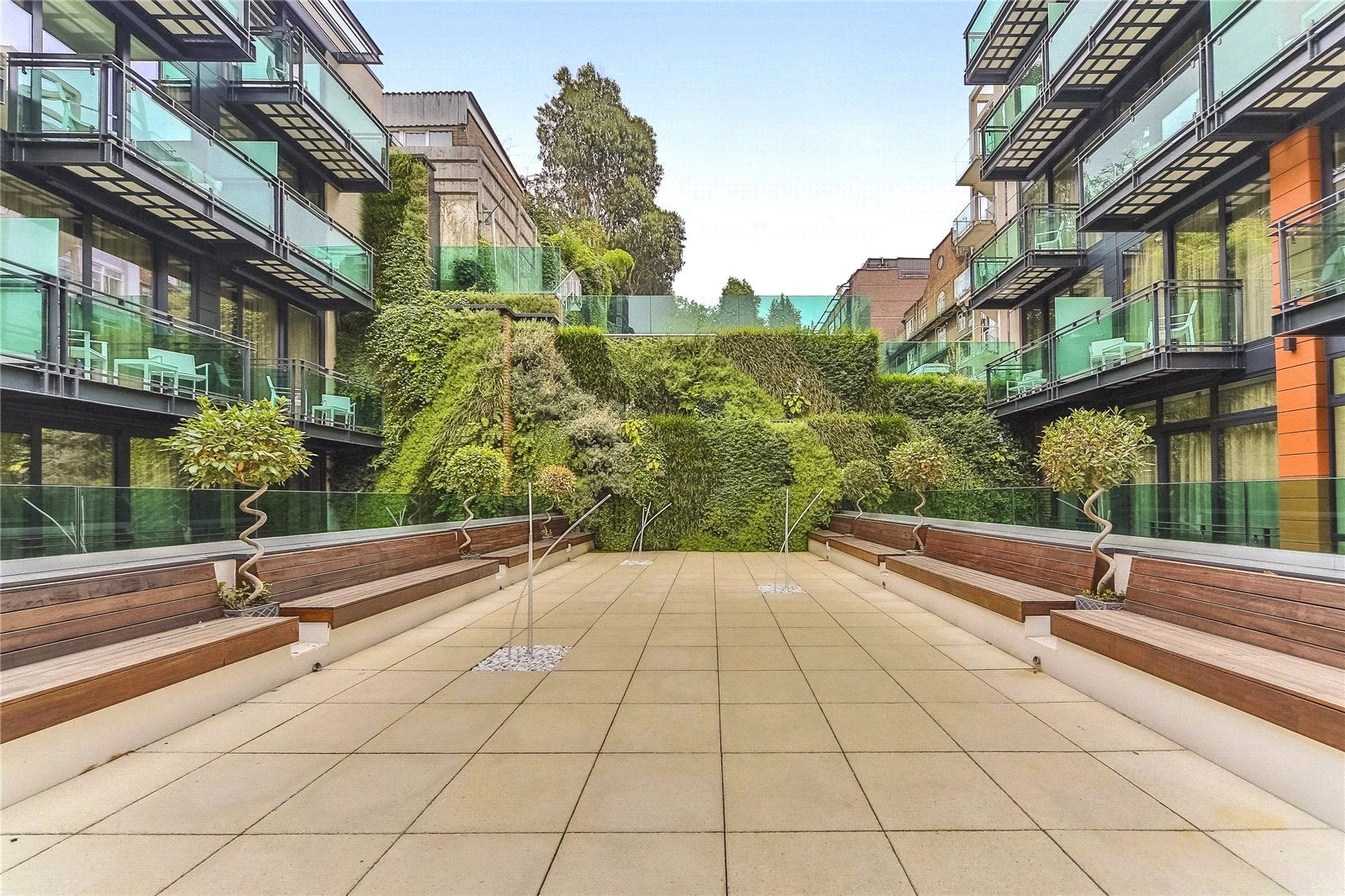 Flat Finchley Road in Greater London