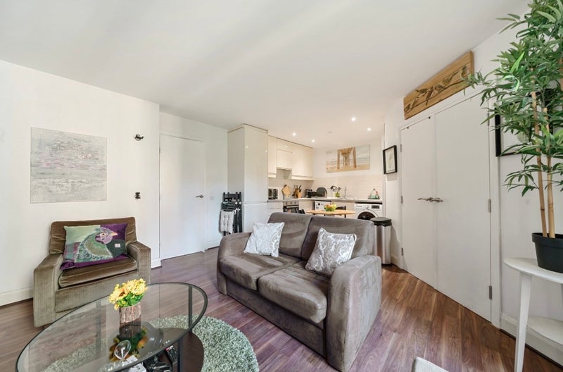 Room Fairfield Road in Greater London