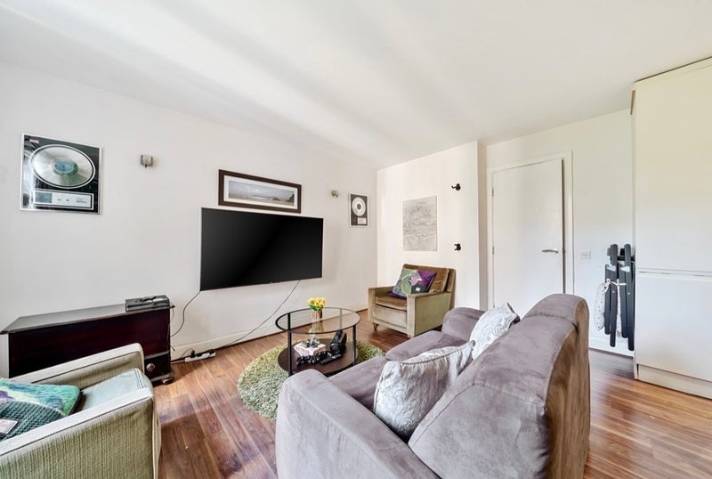 Room Fairfield Road in Greater London
