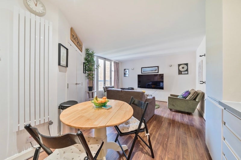 Room Fairfield Road in Greater London