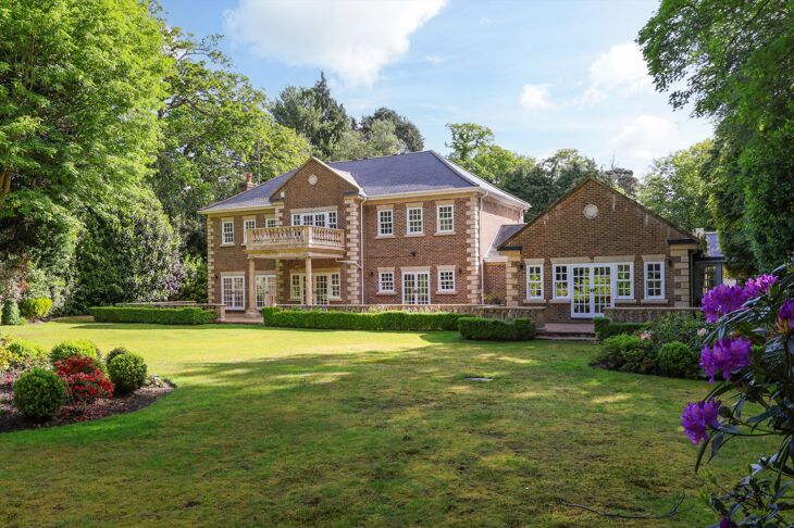 House Wellington Avenue in Borough of Runnymede