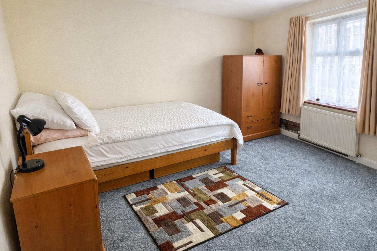 Room Gordon Road in Strood