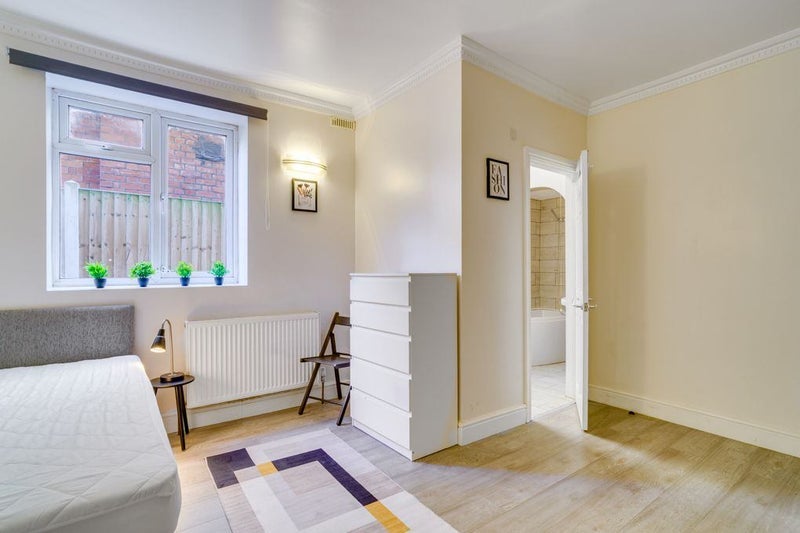 Room Blakesley Avenue in Greater London