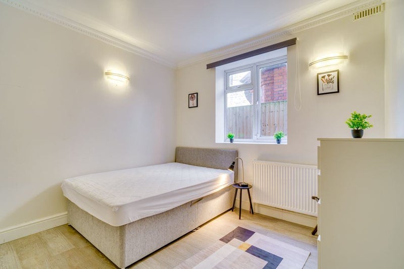 Room Blakesley Avenue in Greater London