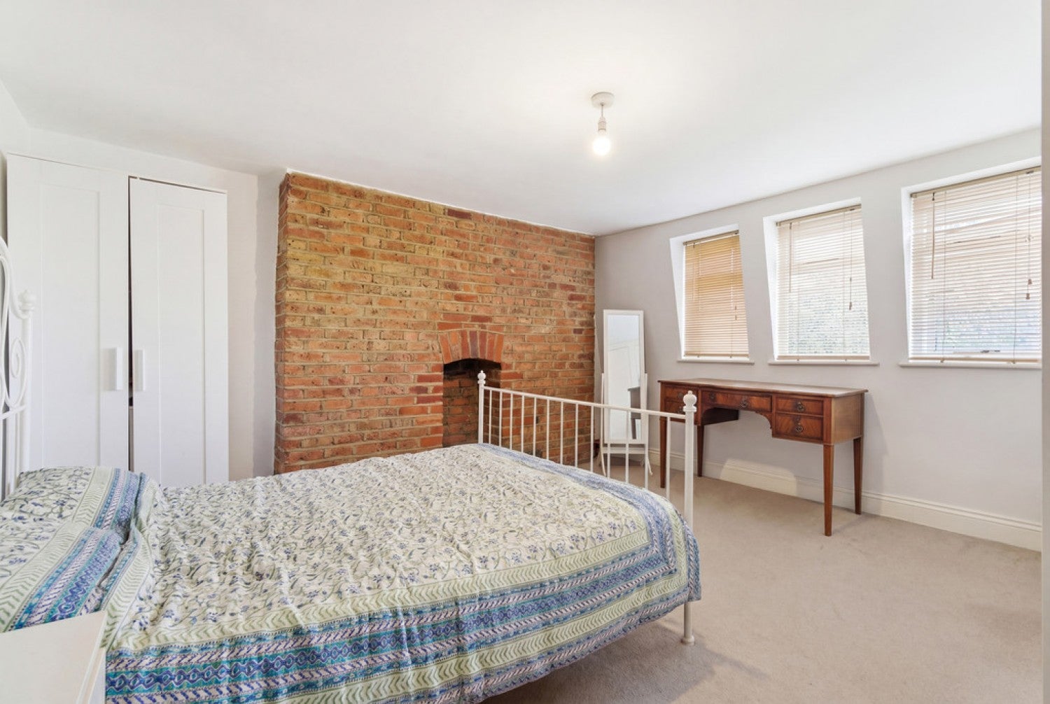 Flat Hortensia Road in Greater London