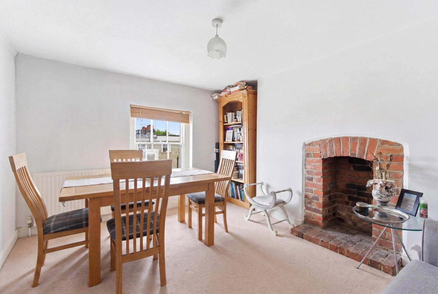Flat Hortensia Road in Greater London