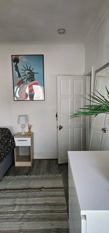 Room Hatherley Gardens in Greater London