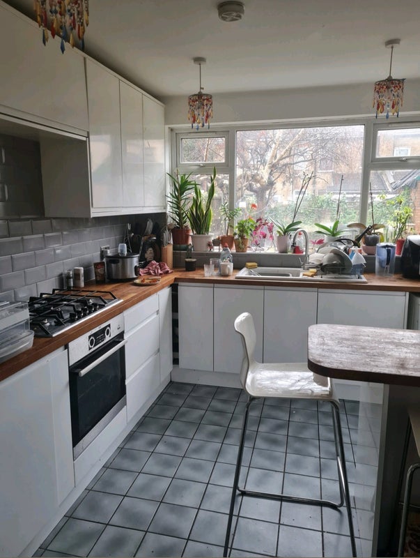 Room Hatherley Gardens in Greater London