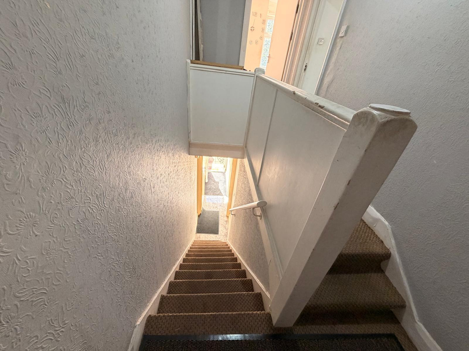 Flat Inwood Avenue in Greater London