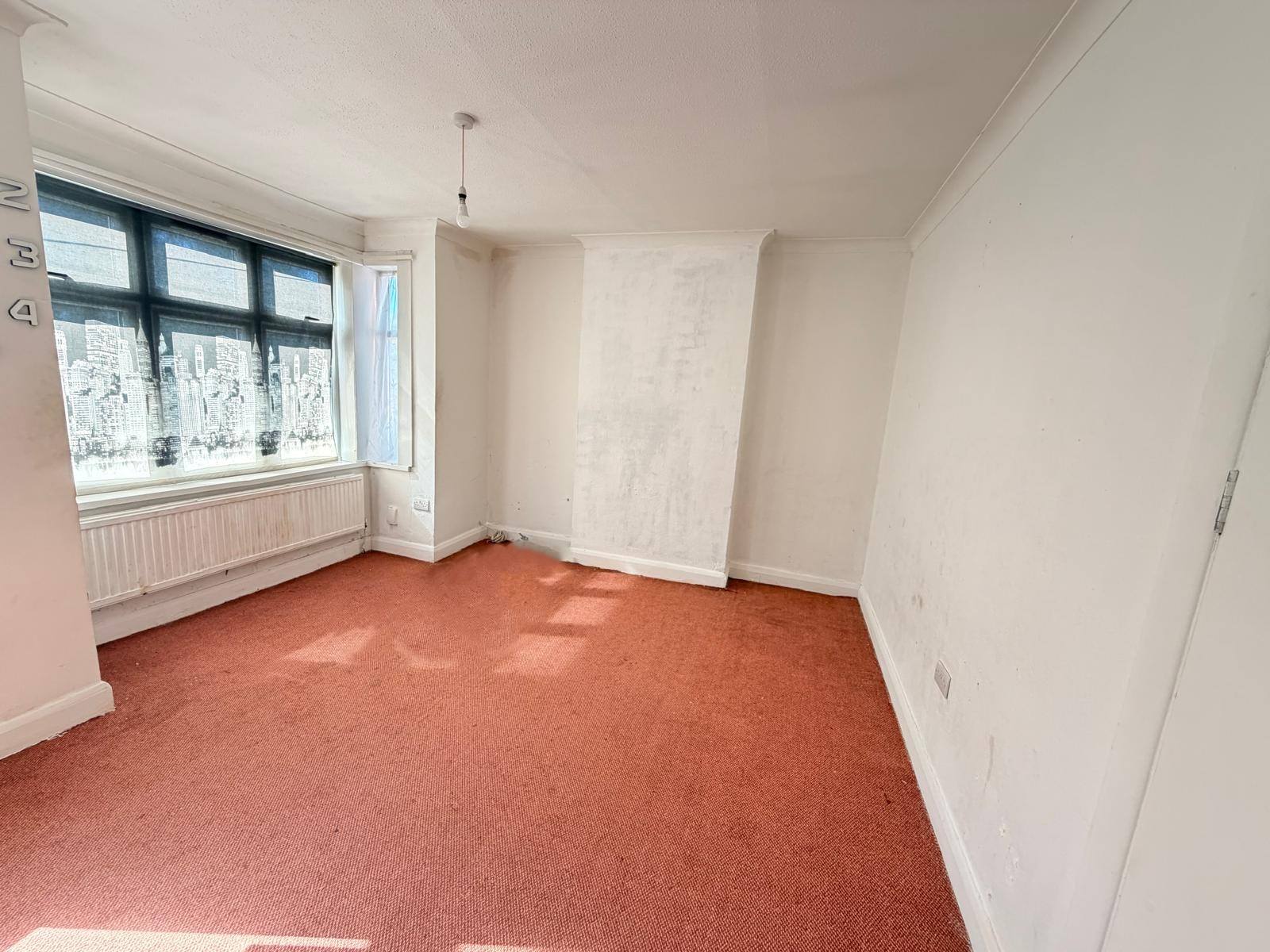 Flat Inwood Avenue in Greater London