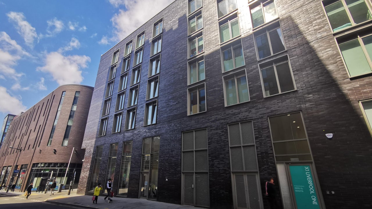 Flat Commerce Way in Liverpool