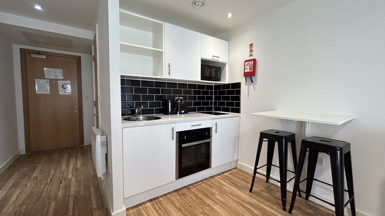 Flat Commerce Way in Liverpool