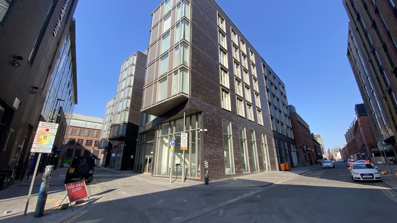Flat Commerce Way in Liverpool