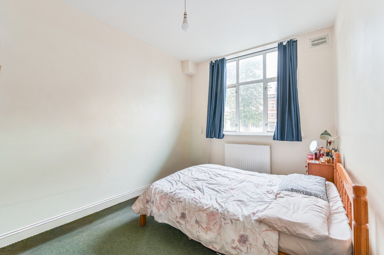 Flat Lewisham Way in Greater London