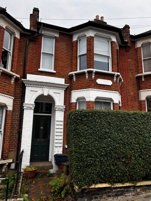 Room Grove Hill Road in Greater London
