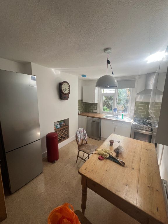 Room Grove Hill Road in Greater London