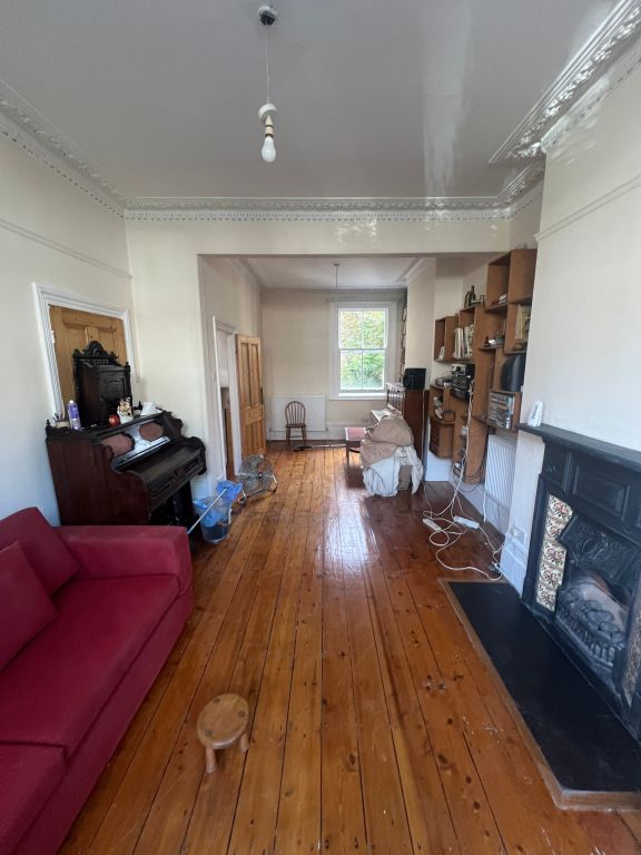Room Grove Hill Road in Greater London